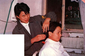 Local people receive free haircuts. Photos Hong Weiguo and Tang Yuankai