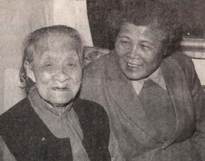 An elderly lady expressing her thanks to Yao Jinlan (right). TANG YUANKAl